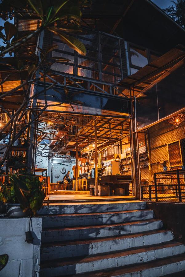 Warehouse Hostel Тау Экстерьер фото
