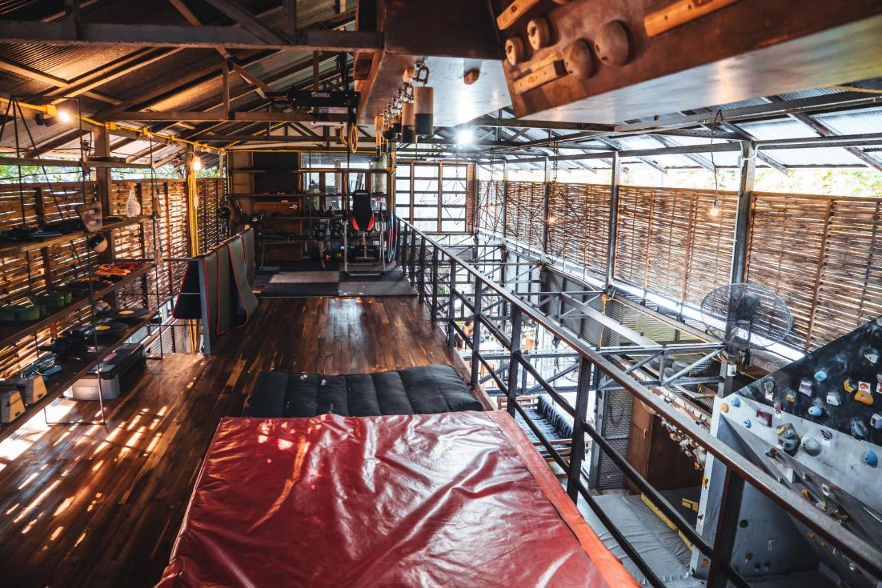 Warehouse Hostel Тау Экстерьер фото